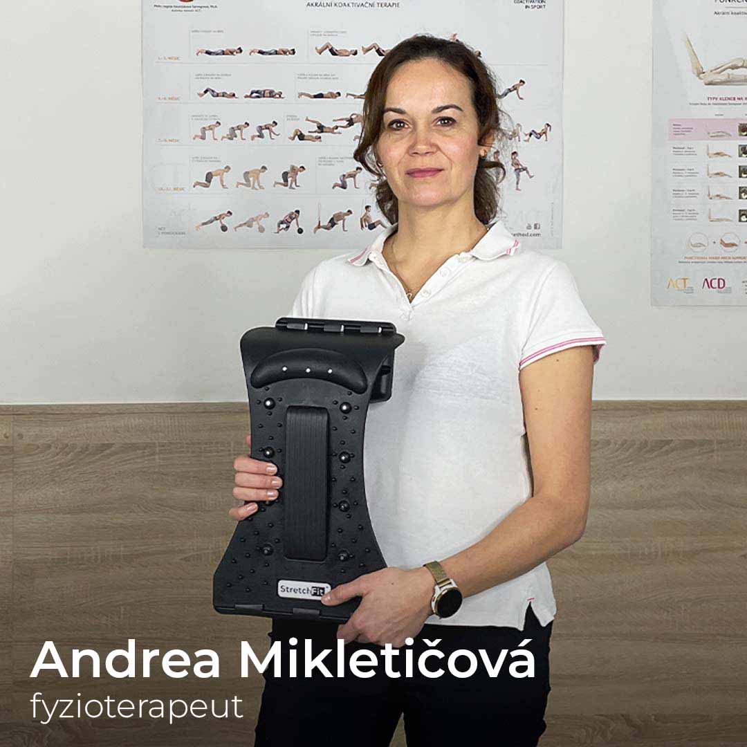 fyzioterapeutka Andrea Mikletičová drží v rukách čierny naťahovač krku NeckFlex