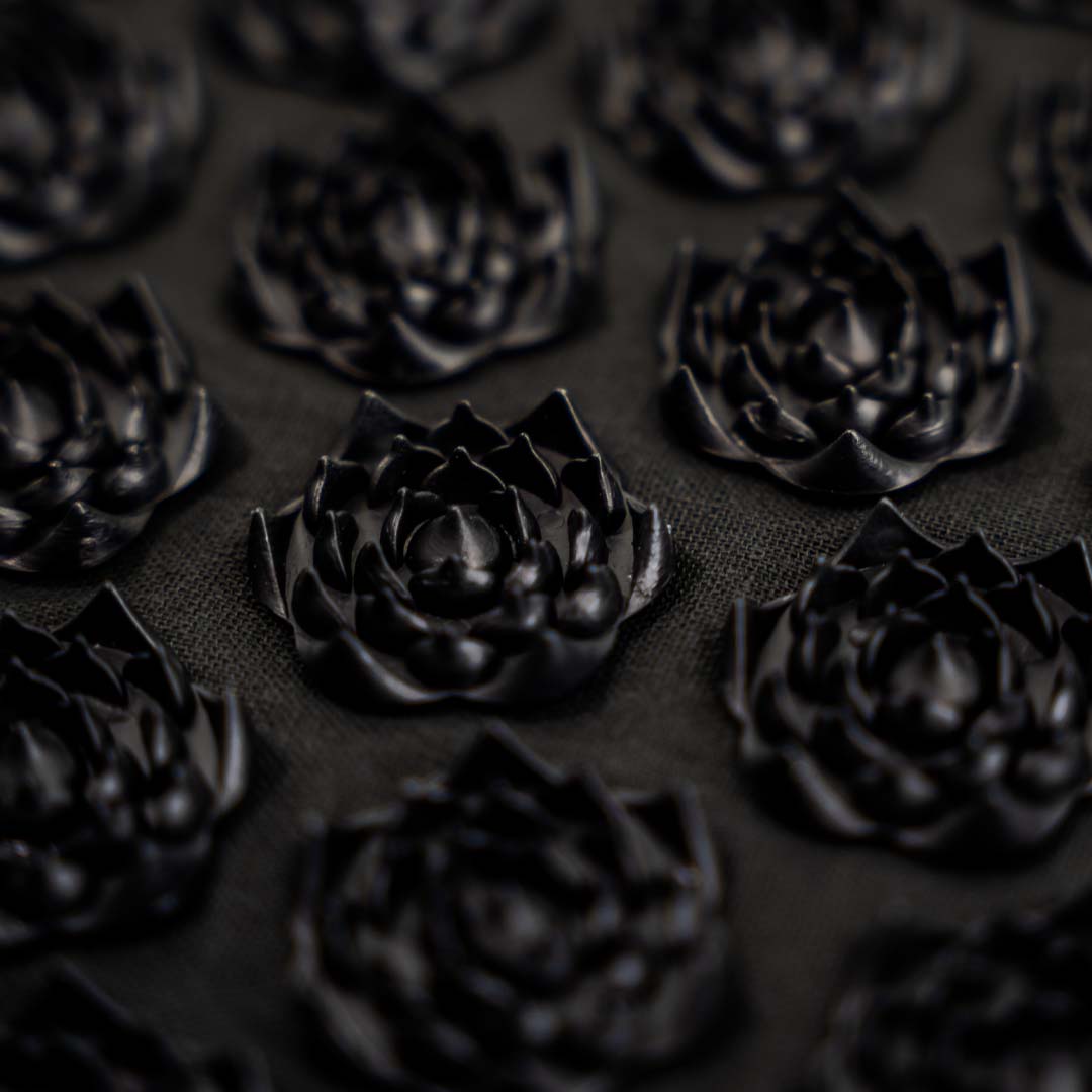 čierne akupresúrne body v tvare lotusu na prémiovej akupresúrnej podložke acumat
